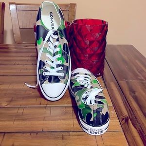 Low-cut converse all stars tennis shoes